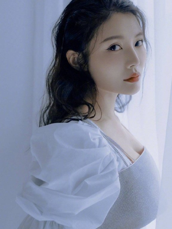 徐冬冬白裙写真大秀事业线!大长腿性感撩人