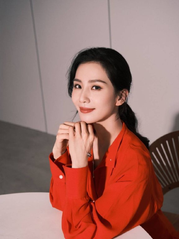 刘诗诗红衣写真微笑甜美!雪肤玉貌美得让人心动