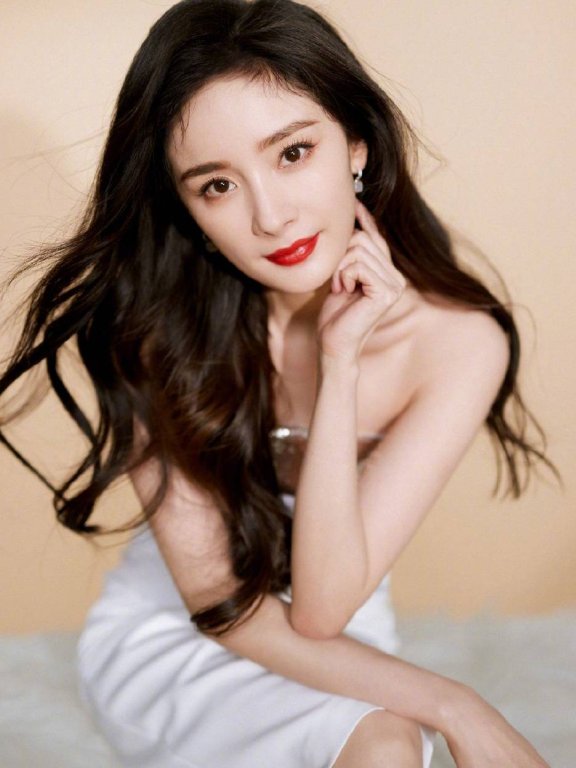 杨幂一袭白色抹胸长裙大秀香肩!大长腿性感明艳动人