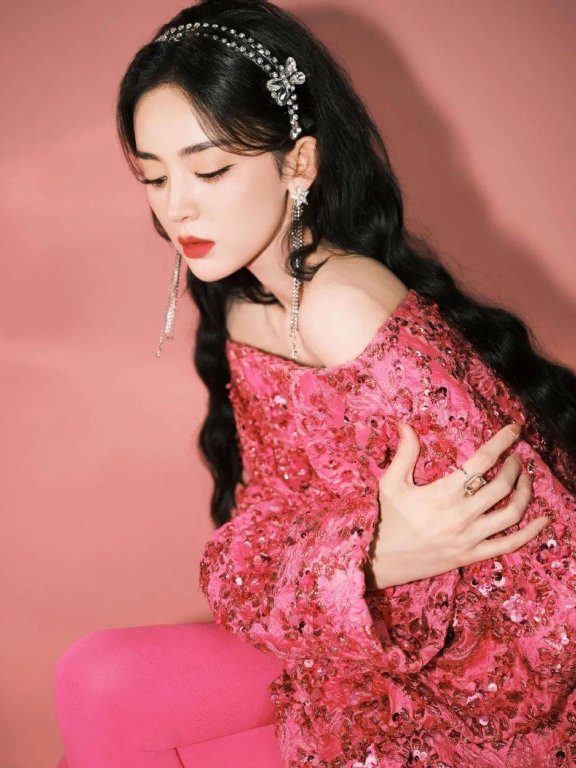 古力娜扎穿粉色抹胸上衣露香肩!又纯又欲美得令人窒息