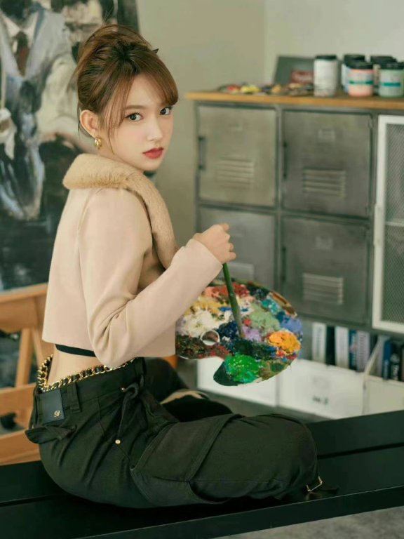 程潇写真大片,卡其色毛领外套搭配黑色工装裤酷飒时髦