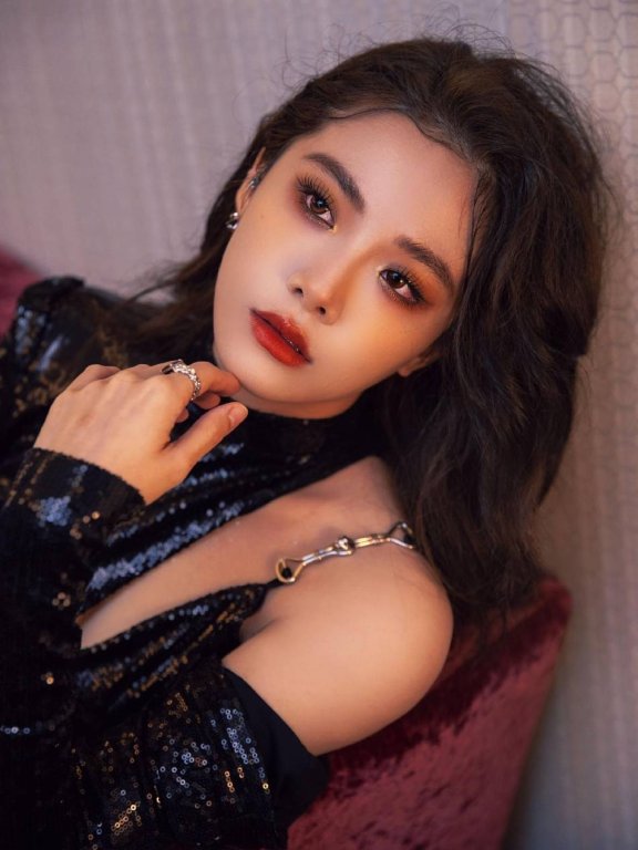 喻言穿低胸裙大秀傲人事业线！大长腿性感火辣