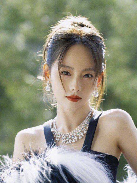 张嘉倪一袭吊带黑裙露出白嫩香肩!肤白魔美性感撩人