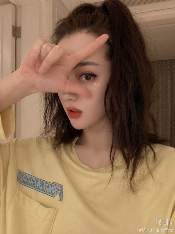 迪丽热巴穿运动风上衣秀腹肌马甲线!异域风情性感迷人