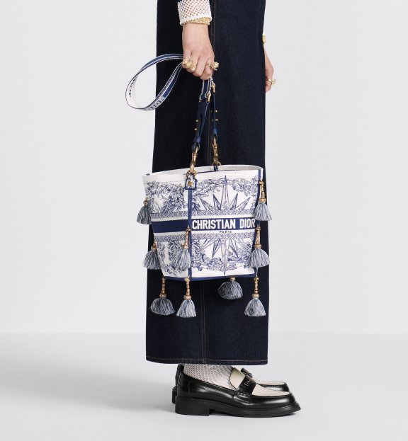 时尚二选一：高颜值兼具功能性的水桶包，你更爱Bottega Veneta还是Dior？