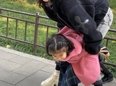 章子怡带孩子游玩，素颜出镜鼻子塌还有黄斑，这才是真实状态！