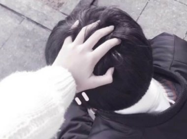 一个男生愿意让你摸他的头这是代表了什么