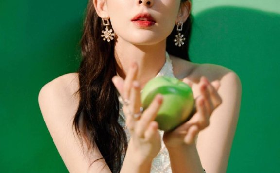 古力娜扎穿白色针织裙大秀美腿!雪肤玉貌美得让人窒息