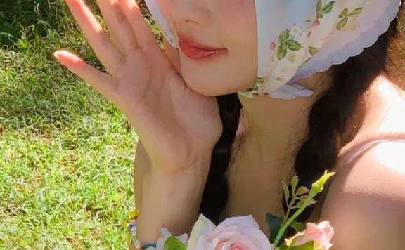 杨超越碎花短裙大秀香肩美腿！性感迷人魅力十足