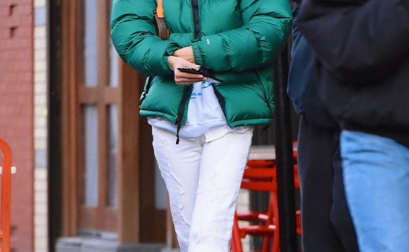 时尚名星都在穿,本季最流行The North Face短版羽绒外套!