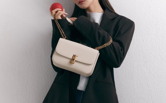 朴敏英为韩国品牌拍摄形象广告，换上休闲装后充满甜美活力