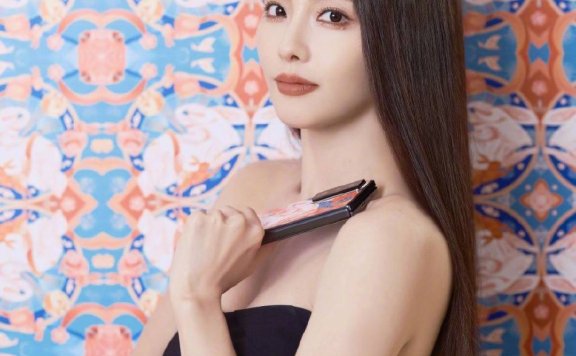 张嘉倪身穿黑色抹胸黑裙大秀美腿!雪肤玉貌太性感妩媚