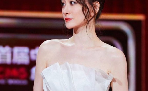 李小冉穿白色抹胸长裙窈窕动人!雪肤玉貌美到发光