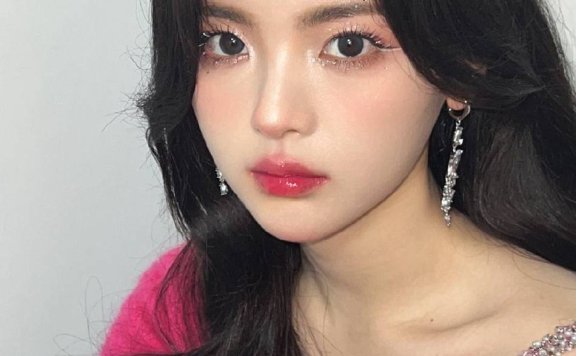 杨超越新年兔系碎钻妆闪耀迷人！五官精致美得让人窒息