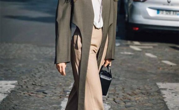 外套搭配阔腿裤的街拍,才是年后返岗流行的搭配,又飒又美!