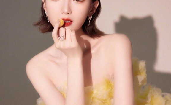 毛晓彤穿黄色抹胸裙露出白嫩香肩！雪肤玉貌美艳动人