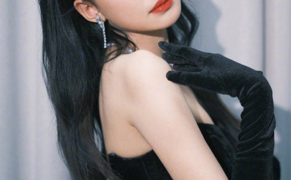 孙怡穿黑色抹胸裙大秀雪白香肩！曼妙身材性感撩人