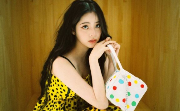 欧阳娜娜穿黄色波点裙俏皮灵动！雪肤玉貌美得让人窒息