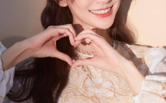 杨颖穿镂空花瓣裙露小蛮腰!肤白貌美长腿性感撩人