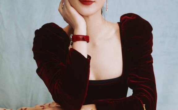 赵丽颖穿红丝绒波点长裙秀纤细美腿！雪肤玉貌气质太美