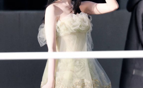 虞书欣玫瑰鎏金长裙大秀香肩!雪肤玉貌温婉靓丽太美了