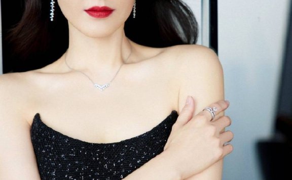 曾黎穿黑色抹胸长裙大秀香肩长腿！雪肤玉貌性感妩媚