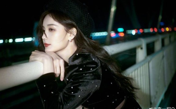 李一桐穿黑色丝绒短裙风情万种!皮肤白皙美艳动人