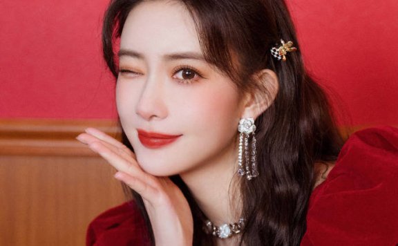 孟子义穿红衣犹如烈焰火玫瑰!雪肤玉貌美得让人窒息