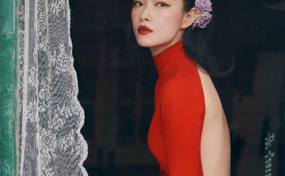 倪妮穿红色长裙大秀美背!雪肤玉貌太性感撩人