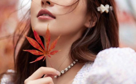 白鹿手拿枫叶刘海凌乱美若天仙！舞台大秀美腿更是惊艳