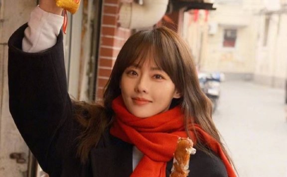 张嘉倪春节穿黑色长大衣搭红色围巾配直筒裤,节日氛围感满满