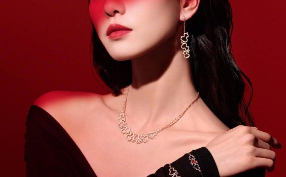 刘诗诗穿黑色V领裙大秀锁骨!皮肤白皙太性感冷艳