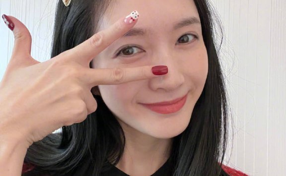 江疏影晒兔子美甲美若少女!美得让人窒息