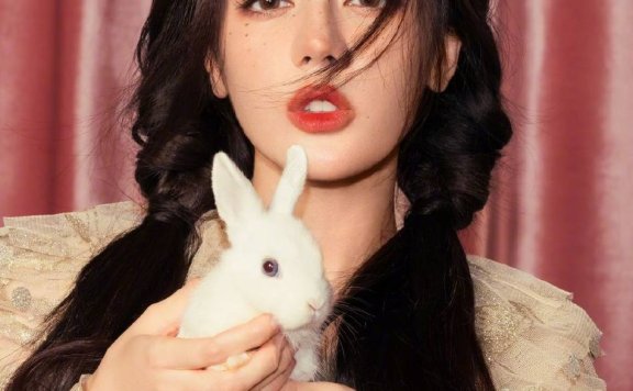 迪丽热巴手捧小兔子笑容甜美!一颦一笑美得让人窒息