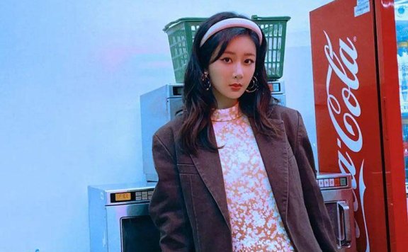 杨紫穿西装配改良旗袍超市拍大片差点认不出，突破大女人味十足