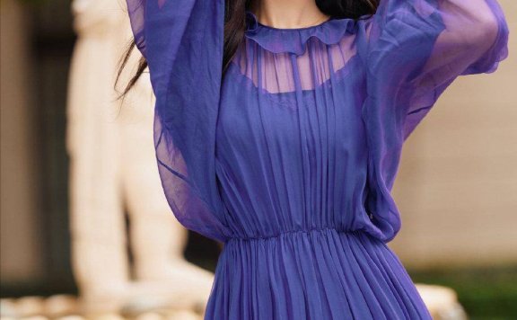 张柏芝的紫色薄纱透视长裙身材曼妙，披肩长发温婉可人