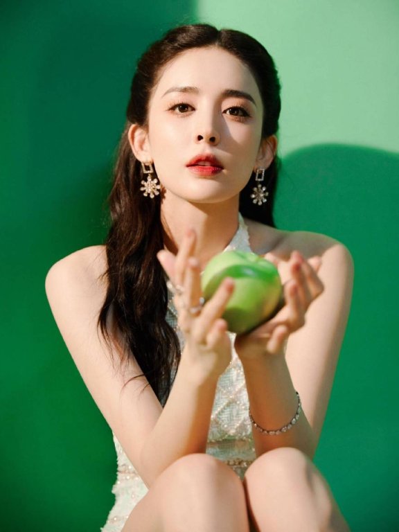 古力娜扎穿白色针织裙大秀美腿!雪肤玉貌美得让人窒息
