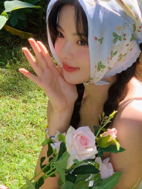 杨超越碎花短裙大秀香肩美腿!性感迷人魅力十足