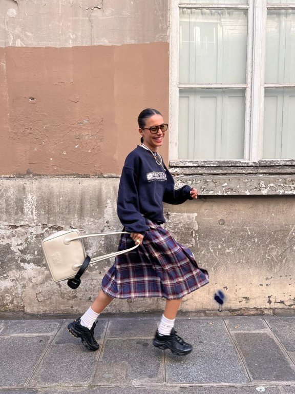 所有Y2K元素都在她身上:学习穿搭博主maïna的酷辣千禧风穿搭