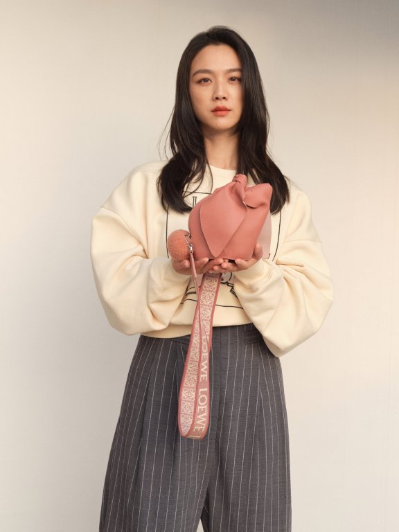 太萌了!迎接农历新年,LOEWE经典手袋都长出“兔耳朵”了