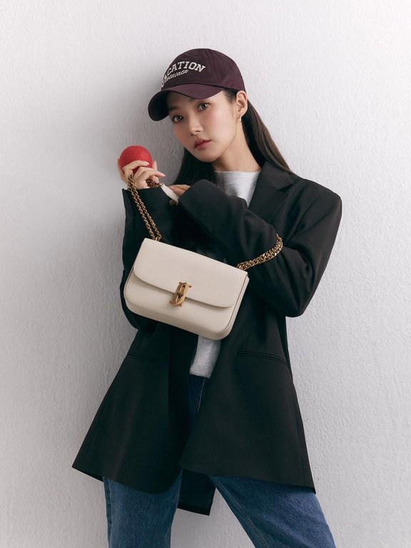 朴敏英为韩国品牌拍摄形象广告,换上休闲装后充满甜美活力