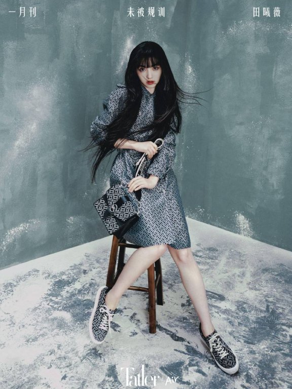 田曦薇红色短发写真超靓丽!大秀人鱼线性感还魅惑