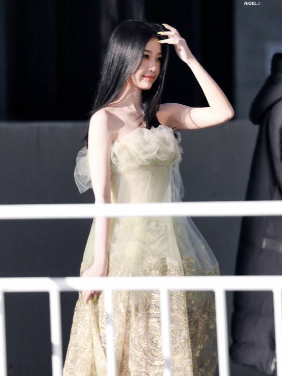 虞书欣玫瑰鎏金长裙大秀香肩!雪肤玉貌温婉靓丽太美了