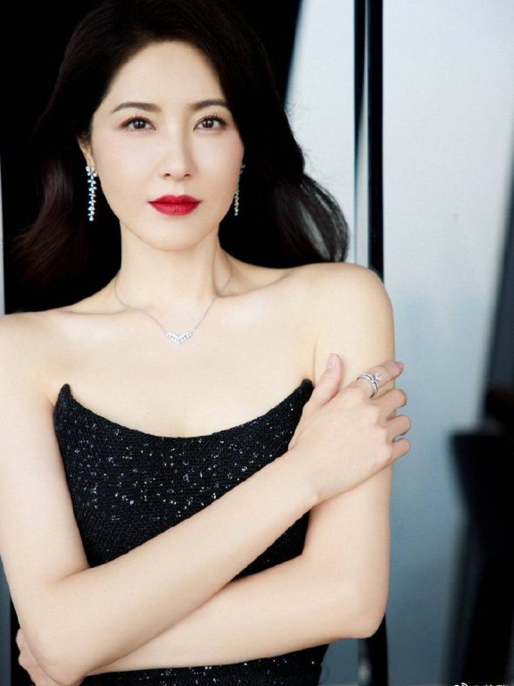曾黎穿黑色抹胸长裙大秀香肩长腿!雪肤玉貌性感妩媚
