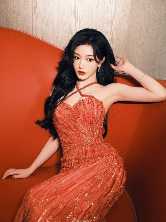 孔雪儿穿明艳红裙露出事业线！雪肤玉貌美得让人窒息