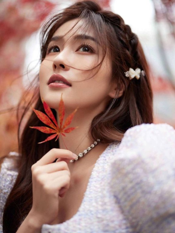 白鹿手拿枫叶刘海凌乱美若天仙!舞台大秀美腿更是惊艳