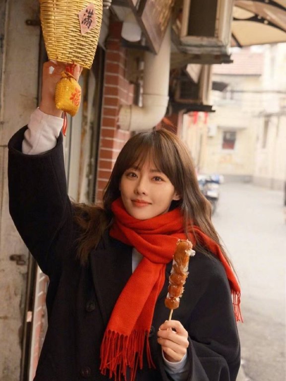 张嘉倪春节穿黑色长大衣搭红色围巾配直筒裤,节日氛围感满满