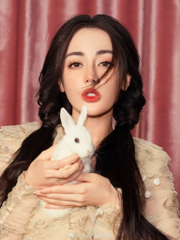 迪丽热巴手捧小兔子笑容甜美!一颦一笑美得让人窒息