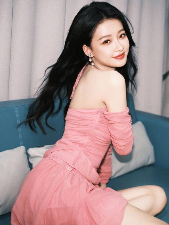 孙怡穿粉色短裙大秀香肩美腿!乌黑秀发性感撩人