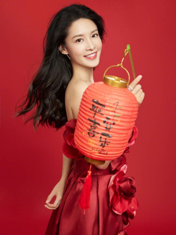 李沁穿大红花露肩裙大秀香肩!雪肤玉貌美得让人窒息